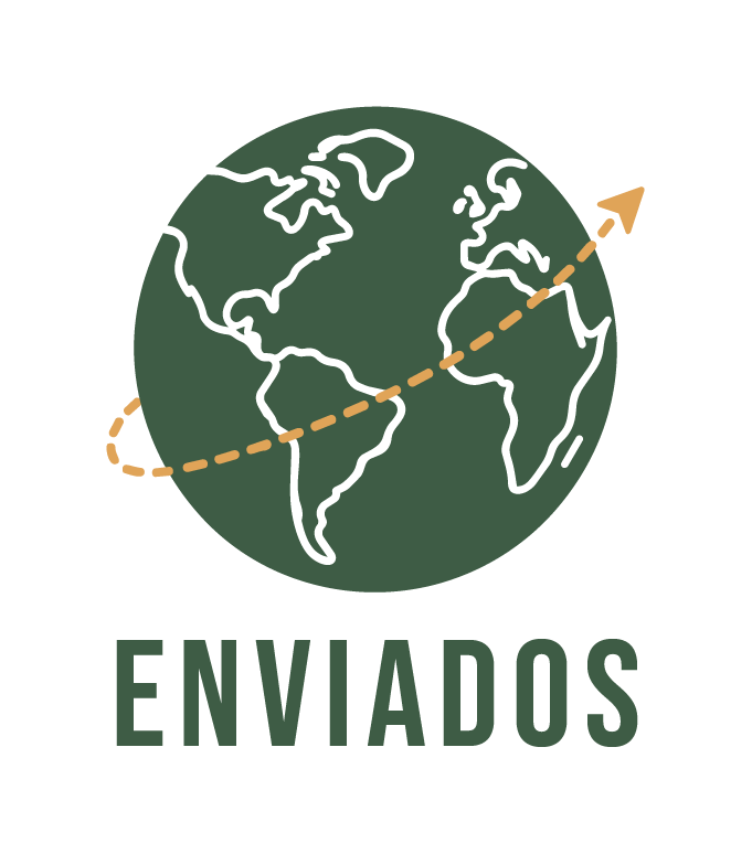 Enviados: logotipo con un globo terráqueo verde, una ruta dorada y la palabra ENVIADOS